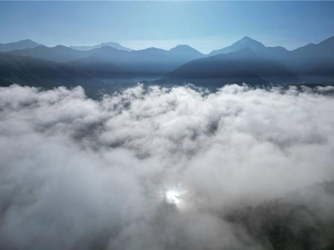 文史工作者潘樵在魚池鄉香茶巷拍到雲霧下方的水田反射陽光，形成奇美景色。（潘樵提供／楊靜茹南投傳真）