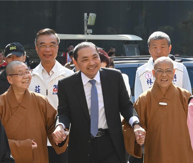 国民党总统候选人侯友宜（前中）25日走访佛光山，他与师父们互动。（林瑞益摄）