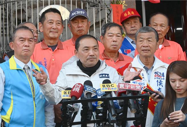 国民党总统候选人侯友宜（前左二）25日到大树区凤山寺参拜，他在受访时批评民进党总统候选人赖清德对台独的态度暧昧不清。。（林瑞益摄）