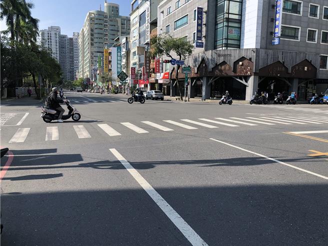 台南市政府試辦不強制機車二段左轉績效良好，從30日起新增崇學路等5條道路，擴大試辦取消內側車道禁行機車及不強制機車二段左轉。（交通局提供／洪榮志台南傳真）