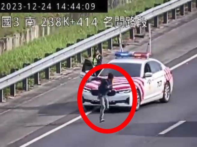 男子在國道上看到警察，開始穿越車道，過往車輛都緊急煞車。（翻攝爆料公社）
