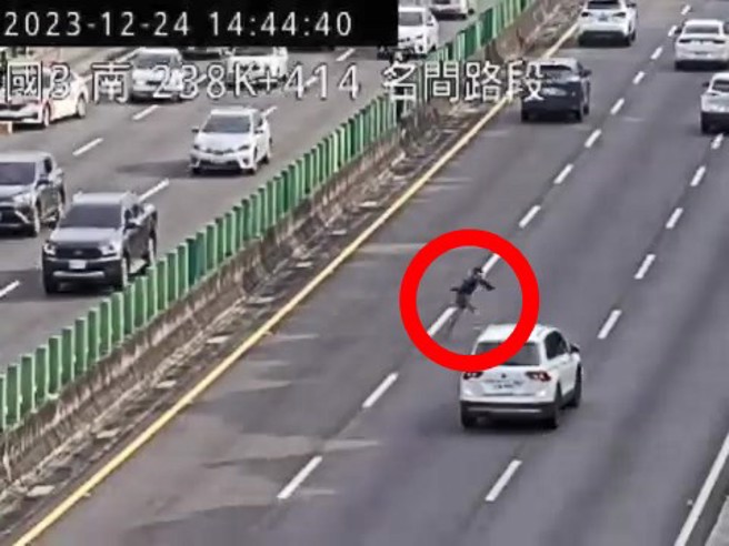 男子在國道上看到警察，開始穿越車道，過往車輛都緊急煞車。（翻攝爆料公社）