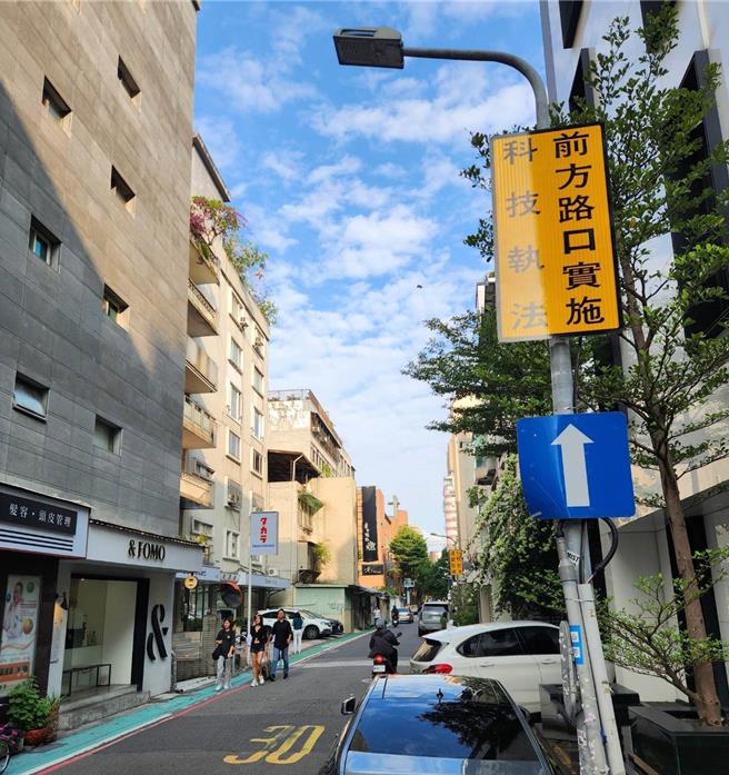 台北市目前啟用34處科技執法設備，台北市警局統計今年11月，各處設備違規取締件數較測試期間減少95.9％。（台北市警局交通大隊提供／劉彥宜台北傳真）