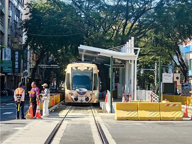 高雄推动捷运路网「四线齐发」，包含轻轨成圆、捷运黄线、捷运小港林园缐、冈山路竹延伸线，其中轻轨最后的大顺路段，将于明年元旦通车试营运。（任义宇摄）