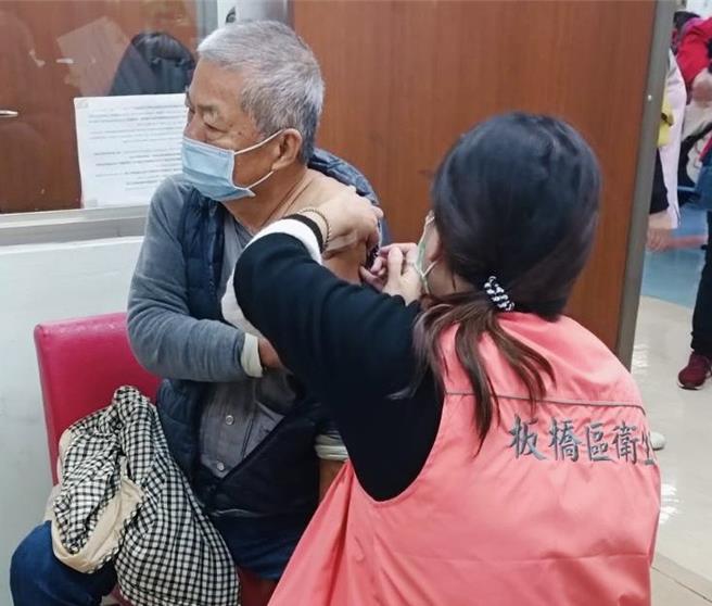 新北市衛生局表示，預防感染最有效的方法就是接種肺炎鏈球菌疫苗；今（25）日起開放第三階段65歲以上長者，公費接種1劑13價肺炎鏈球菌疫苗（PCV13）。（新北市衛生局提供）