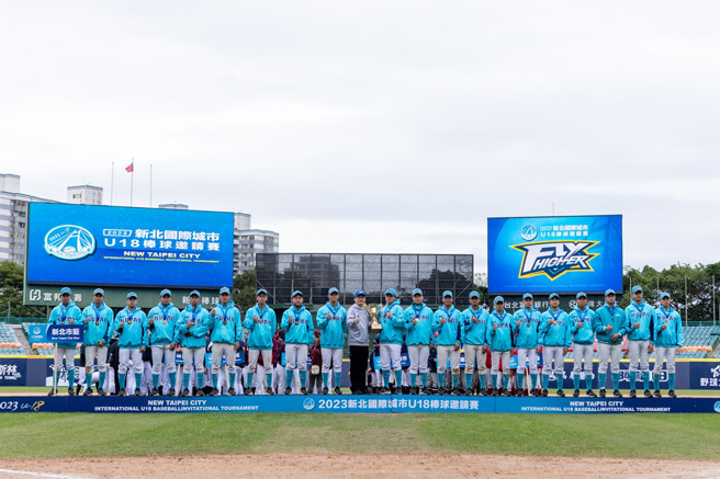 新北蓝队夺下6连冠，由新北市政府教育局长张明文颁发冠军奖杯(图/新北市政府教育局提供)