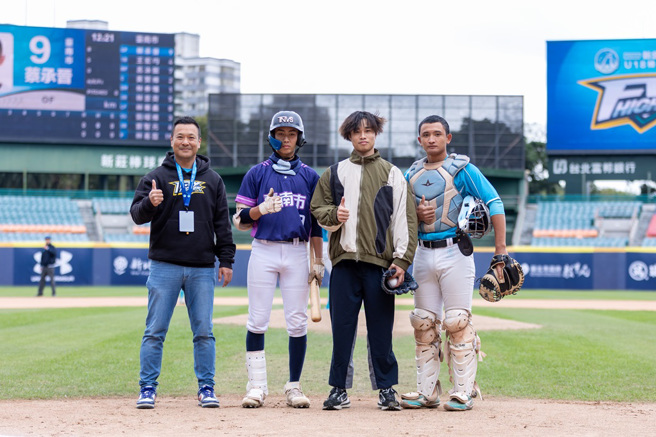 赛事代言人亚歷桑纳响尾蛇小联盟选手林昱珉担任冠军战开球嘉宾(图/新北市政府教育局提供)