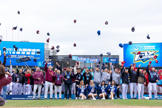 教育局局长张明文、新北市体育总会棒球委员会主任委员蔡明堂，相约更多国际好手明年同台竞技(图/新北市政府教育局提供)