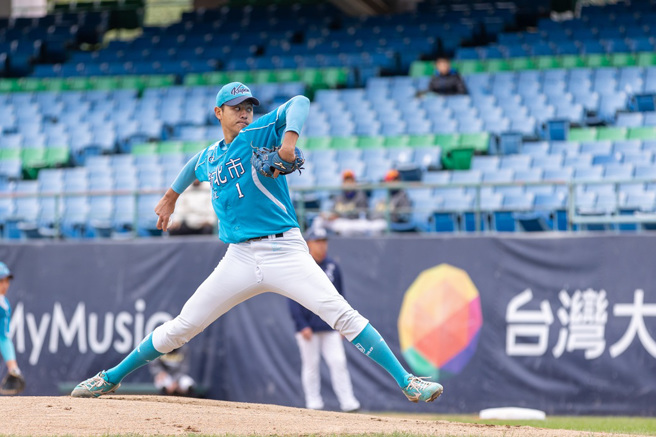 新北蓝队萧齐获得投手奖及大会MVP(图/新北市政府教育局提供)