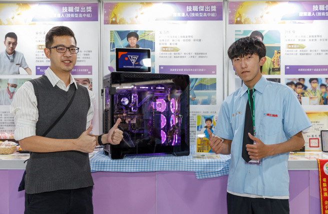 南強工商資訊科金浩哲同學與其中指導老師合照。(照片/新北教育局提供)