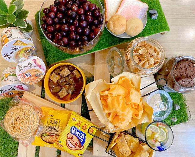 餐廳推出周五至周日晚間限定，房客「趣饗食光」點心服務，免費提供多種點心、零食、在地飲品、泡麵吃到爽。(凱撒飯店集團提供)