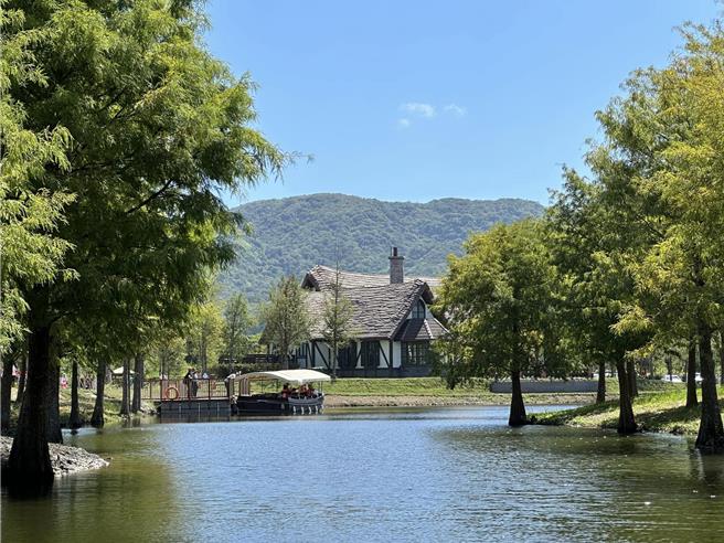 最新開幕的童話小屋星巴克，搭船遊湖賞落羽松，是目前花蓮最夯景點。(迴瀾網提供)
