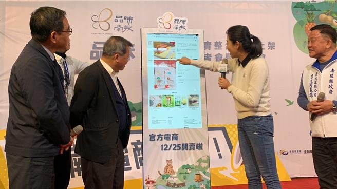 南投县长许淑华(右二)示范「品味南投」线上订购流程。曾雪蒨摄