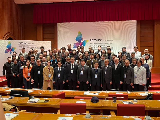 全國獲教育部戰國策獎助之各校長官及指導老師們合影。(照片/中國科技大學提供)