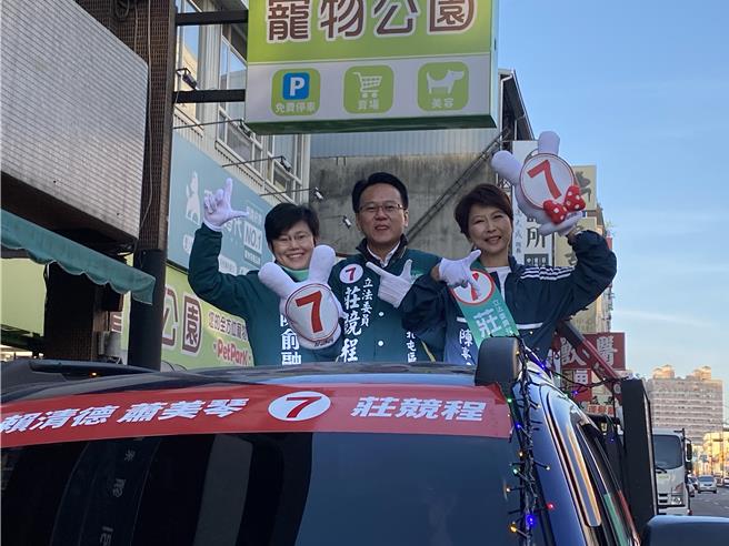 台中第五選區（北區、北屯區）爭取連任的立委莊競程25日請來立法院的學姐台南市立委陳亭妃陪他車隊掃街。（馮惠宜攝）