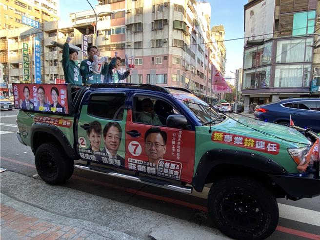 台中第五選區（北區、北屯區）爭取連任的立委莊競程25日請來立法院的學姐台南市立委陳亭妃陪他車隊掃街。（馮惠宜攝）