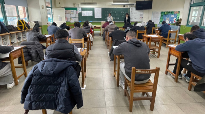 新北市113年度国民中小学候用校长甄选第一阶段笔试日前于板桥国中登场。(照片/新北市教育局提供)