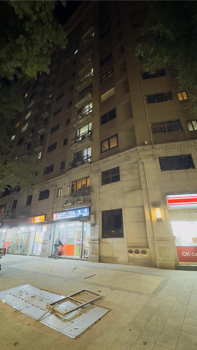 大樓鋁窗不明原因從高處砸落，所幸沒有行人經過。（呂健豪攝）