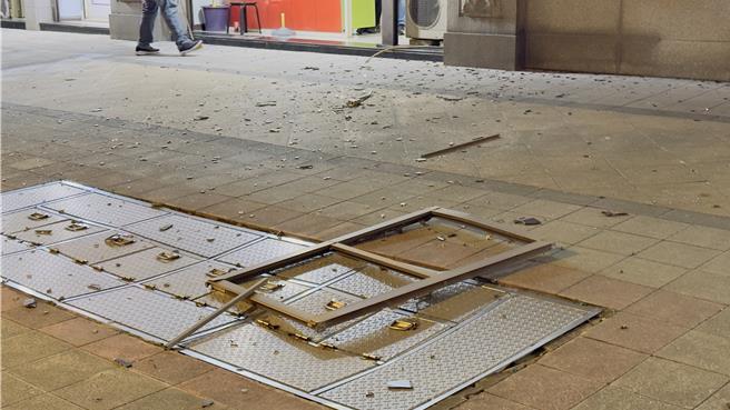 鋁窗掉落人行道發出巨大聲響，玻璃也碎裂四散。（呂健豪攝）