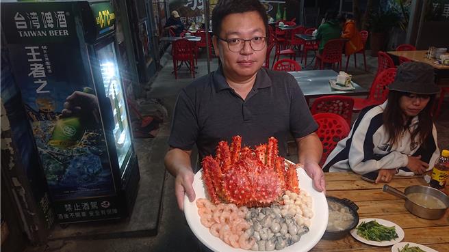 府城骚烤家将店内招牌猪油拌饭升级成浮夸美食，老板蔡育霖推出巨无霸海鲜猪油拌饭，成为顾客眼中特别的耶诞大餐。（程炳璋摄）