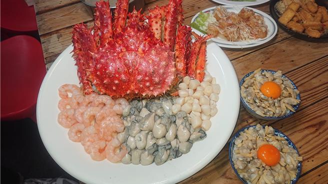 府城骚烤家老板蔡育霖推出巨无霸海鲜猪油拌饭，拌饭中有1.4公斤的帝王蟹、虾仁、鲜蚵与干贝。（程炳璋摄）