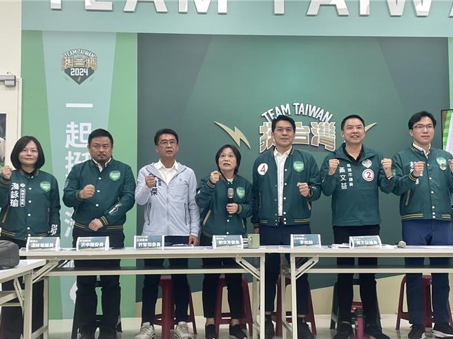 民进党总统候选人赖清德高雄竞选总部25日举办「侯康高雄总部花大钱造假讯息」记者会，抨击国民党高市党部发放内容不实的假文宣，意图用抹黑、造谣的低级选举手法混淆大眾视听。（洪浩轩摄）