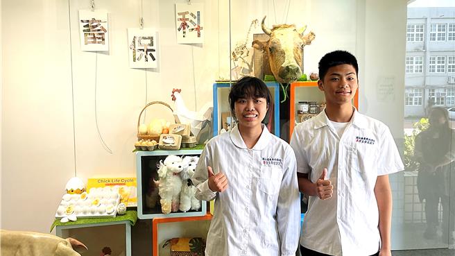 國立中興大學113學年度特殊選才放榜，台東專科學校畜牧保健科生蔡沁妤（左）及穆韶輝（右）分別錄取動物科學系及獸醫系，雙雙成為創科58年來第1人。（蕭嘉蕙攝）