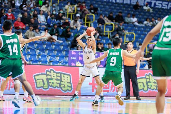 南湖高中幸宇胜（中）打满40分钟攻下34分，助队击败高苑，保有争取8强的一线生机。（高中体总提供）