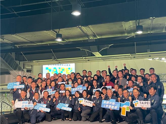 台北市長蔣萬安和市府團隊25日就職周年。（劉彥宜攝）