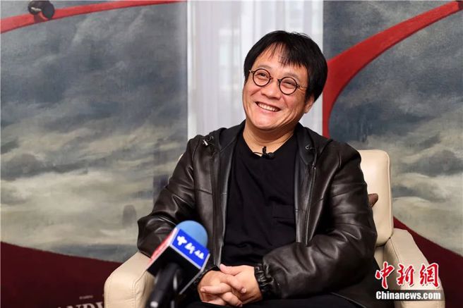 图为2023年9月，寧浩携新片《红毯先生》亮相第48届多伦多国际电影节期间接受中新社採访。（中新网）