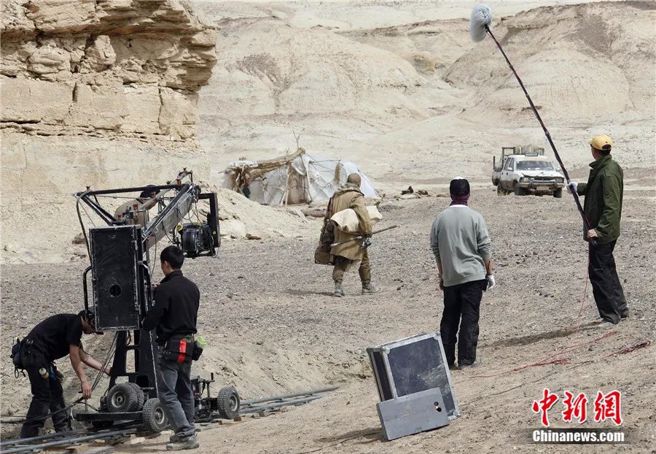 2009年，电影《无人区》新疆哈密拍摄现场。普拉提 摄（中新网）