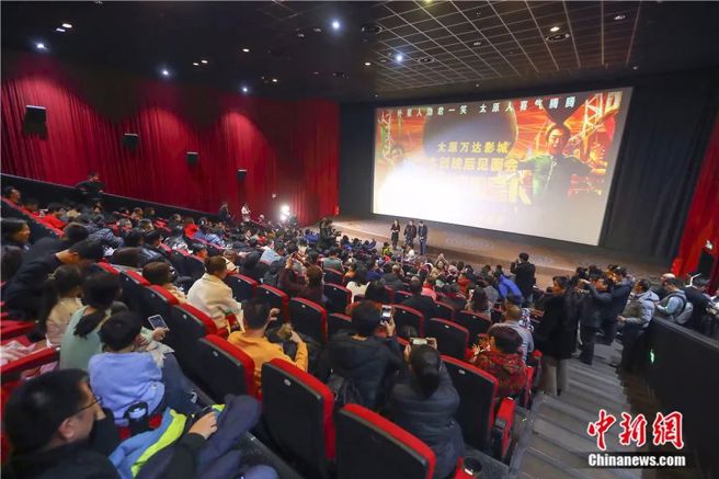 2019年，电影《疯狂的外星人》导演寧浩、编剧刘慈欣举行映后见面会，与影迷交流互动并分享电影创作经歷。张云 摄（中新网）