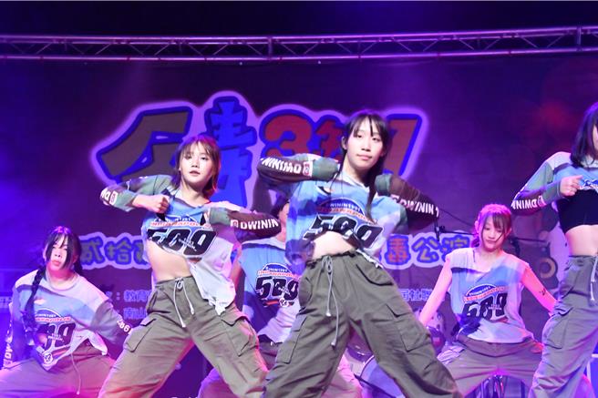 南山中學平安夜時舉行校際社團反毒聯合公演，現場座無虛席。（南山中學提供）