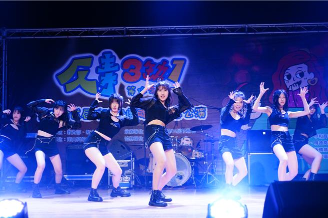 學生們動感演出，現場激情四射。（南山中學提供）