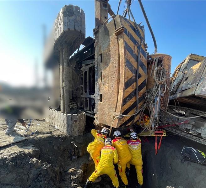高雄楠梓区蓝田路的一处海军工程25日传出1名59岁于姓工人被起重平台压死的工安事故，国防部军备局工程营产中心25日晚间回应，将检讨工地监造的过程，杜绝日后意外发生。图为消防局人员下午获报到场抢救的情形。（翻摄照片／林瑞益高雄传真）