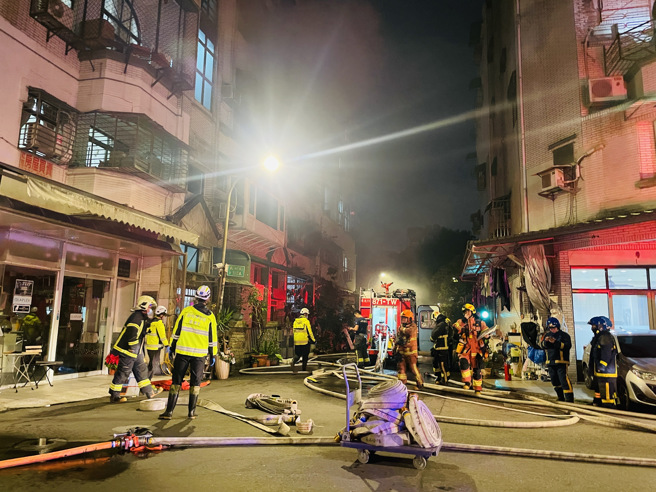 新北市中和區發生公寓火警，所幸屋主不在家，消防到場救援。（翻攝畫面）