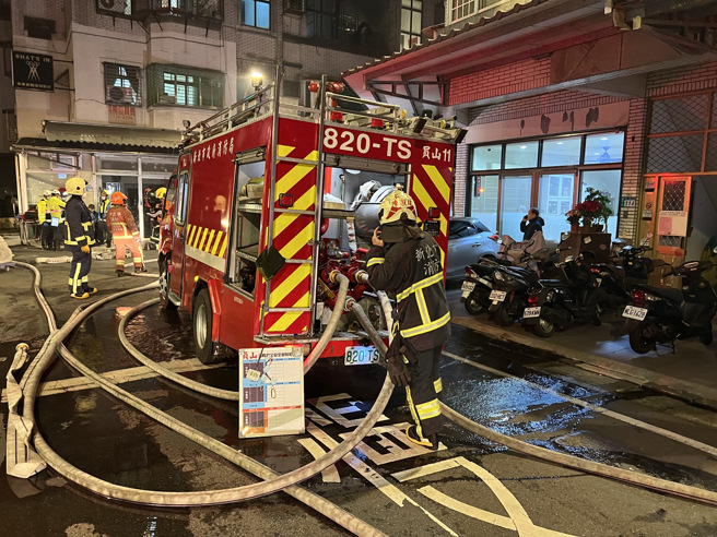 新北市中和區發生公寓火警，所幸屋主不在家，消防到場救援。（翻攝畫面）