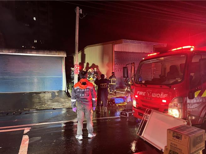 新竹縣竹東鎮中興路二段民宅，25日晚上發生使用電暖器不慎引發的火警，71歲老婦OHCA。（新竹縣消防局提供／羅浚濱新竹傳真）