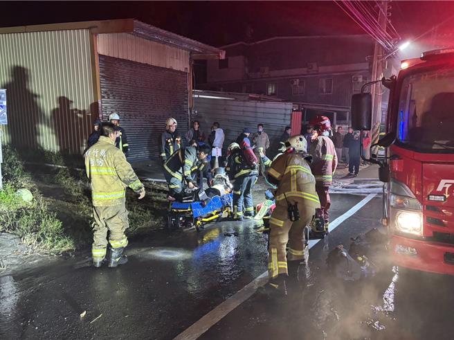 新竹縣竹東鎮中興路二段民宅，25日晚上發生使用電暖器不慎引發的火警，71歲老婦OHCA。（新竹縣消防局提供／羅浚濱新竹傳真）