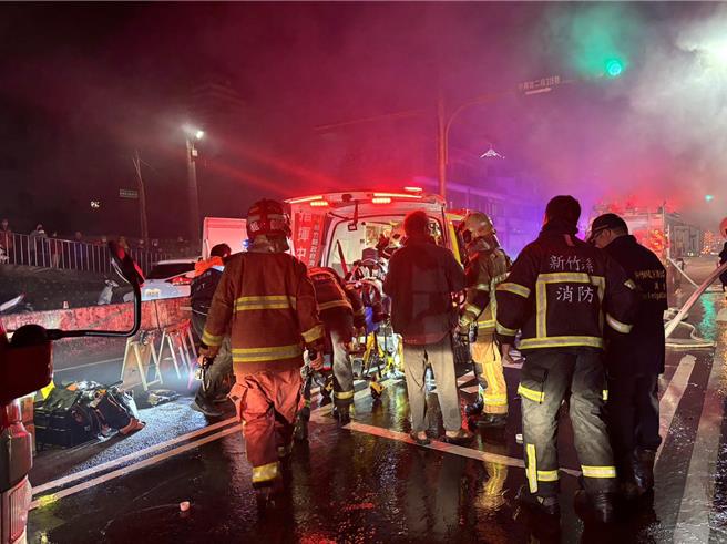 新竹縣竹東鎮中興路二段民宅，25日晚上發生使用電暖器不慎引發的火警，71歲老婦OHCA。（新竹縣消防局提供／羅浚濱新竹傳真）