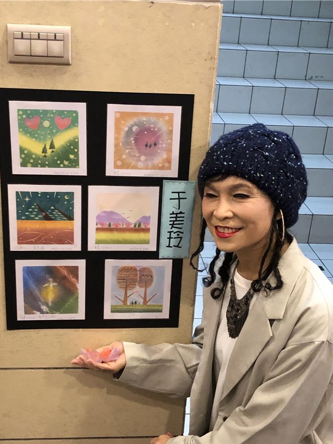 68歲的于美玲為南華高中成人教育班學生，她大方展示自己的作品，對南華高中這所學校讚譽有佳。(南華高中提供)