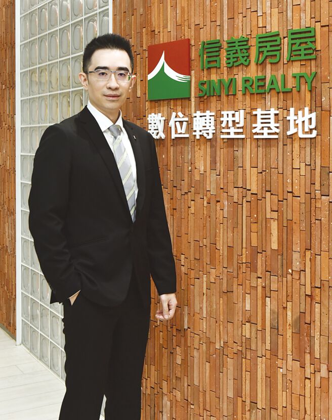 在ESG与AI两大浪潮下，传统产业面临转型挑战，房仲产业经歷40年的发展，进入世代交替的阶段，信义房屋二代接班人周耕宇10月底接任董事长，宣告国内房仲龙头新世代来临，董事长周耕宇20日接受专访，畅谈经营理念及营运规划。图／顏谦隆