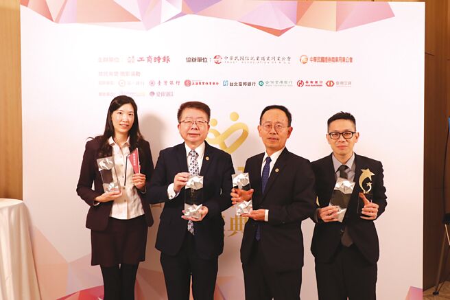 華南銀行榮獲《Trust Award》「多元信託創新獎」暨「信託有愛徵影活動」七項大獎，個人金融事業群副總經理李宗賢（左二）代表受獎。圖／華南銀行提供