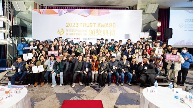 校园评审团主席台湾迈肯传播集团董事长暨执行长张志浩点评并与评审及得奖者大合照。图／顏谦隆