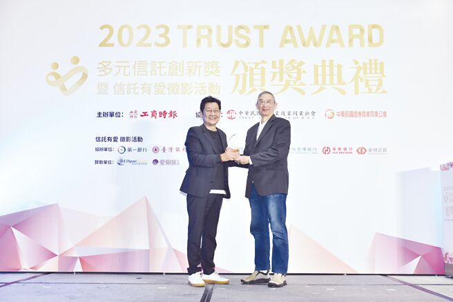 绩优学校奖－致理科技大学多媒体设计系绩优学校奖由致理科大创院院长陈世伦受奖。