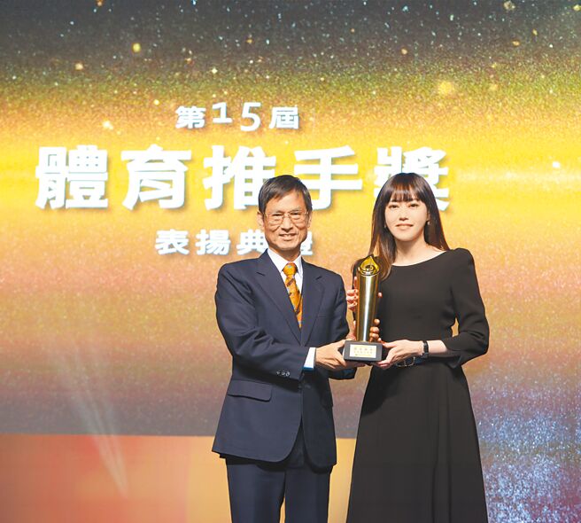 全球人壽連續六度榮獲體育推手獎贊助類金質獎肯定，22日由行政院政務委員林萬億（左）代表頒獎、全球人壽品牌暨公共關係處副總經理蕭乃心（右）代表受獎。圖／全球人壽提供