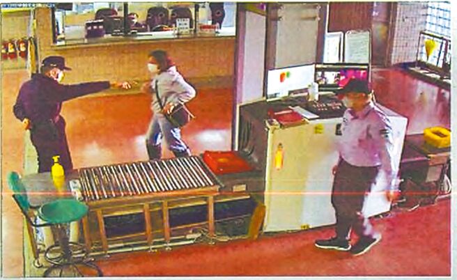 侮辱公务员罪是否违宪，将于26日在宪法法庭言词辩论。图为女子不满到法院开庭要过安检，竟骂法警「遇到神经病」，她被依侮辱公务员罪判拘役50天、可易科罚金。（本报资料照片）