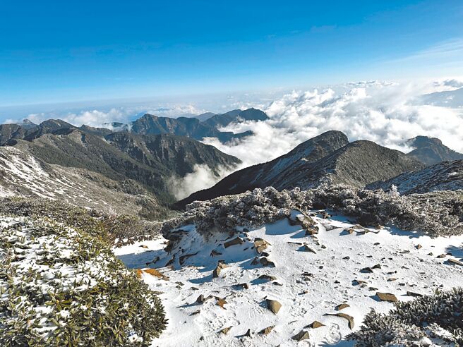 冷气团发威，雪霸国家公园管理处24日接获山友、巡山员回报，雪山23、24日陆续降雪，雪山圈谷更一度积雪达10公分。（雪管处提供／李京升苗栗传真）