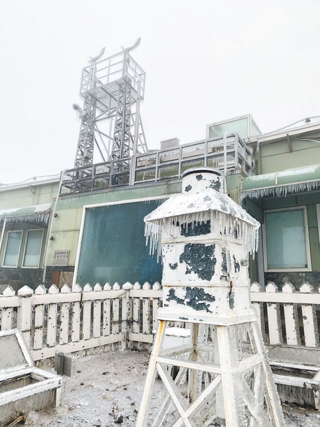 玉山气象站（北峰）24日清晨仅摄氏零下2度，一夜冻雨，冰封山头。（气象署提供）
