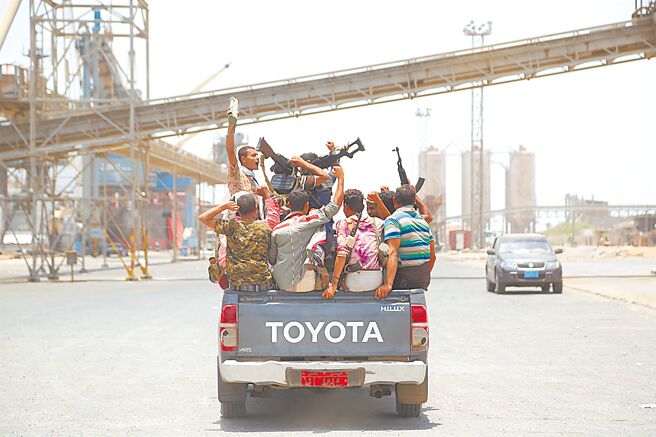 联合国驻叶门特使格伦德贝里23日表示，叶门衝突各方承诺在全国实施停火；为恢復联合国主导的包容性谈判做准备。图为叶门叛军乘车离开叶门塞利夫港。（新华社）